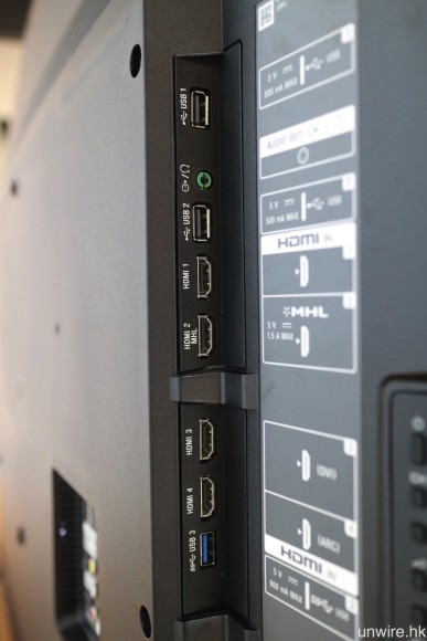 KD-55S8500C 設有 4 組 HDMI 及 3 組 USB 輸入端子。