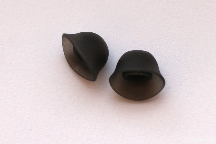 矽膠耳塞是 Beyerdynamic 專為 T8iE 設計，外形呈橢圓形，邊緣較傳統耳塞為彎，而物料亦由廠方嚴格挑選，較普遍的矽膠耳塞光滑。廠方笑稱這款耳塞的外形有點像《星球大戰》的黑武士。