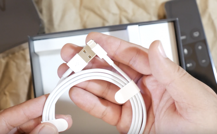附送 Apple 的 Lightning Cable ，iPhone / iPad 用家可以多一條後備了