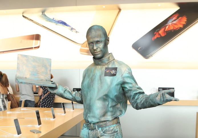Steve Jobs 翻生走入 Apple Store？古今偉人雕塑到港