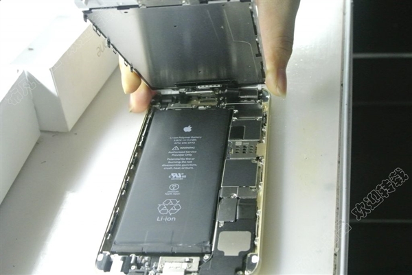 首先需要將 iPhone 6 Plus 拆開，並取出組件