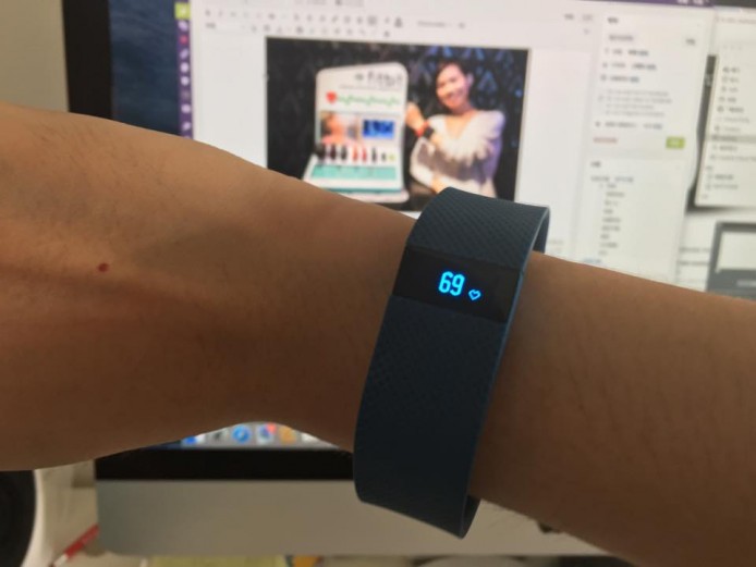 加入新色 ! Fitbit Charge HR 助你無間斷檢查心跳率，保持健康