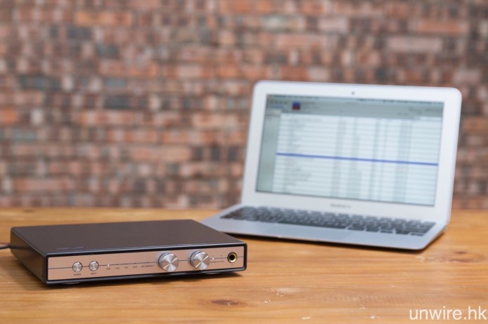 Xonar Essence STU 體積小巧，配合 Ultrabook 手提電腦及耳機，已可輕鬆享受 CAS 的樂趣。