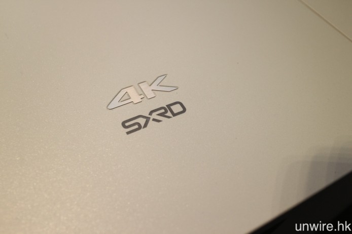 採用真正 4K 解像度的 SXRD 投影面板。