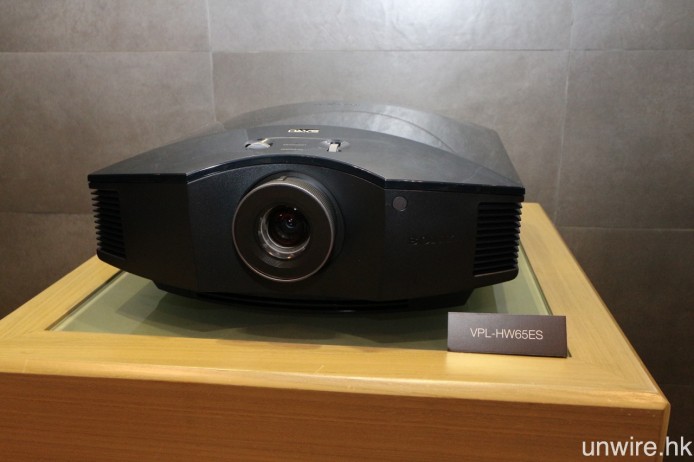 全高清 SXRD 投影機亦有新作 VPL-HW65ES，投影亮度為 1,800 流明，並搭載第二代 Reality Creation 影像提升技術。