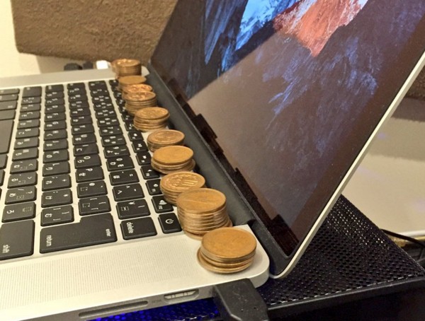 奇招盡出！日本網民發現用 10 円硬幣即可幫 MacBook Pro 散熱