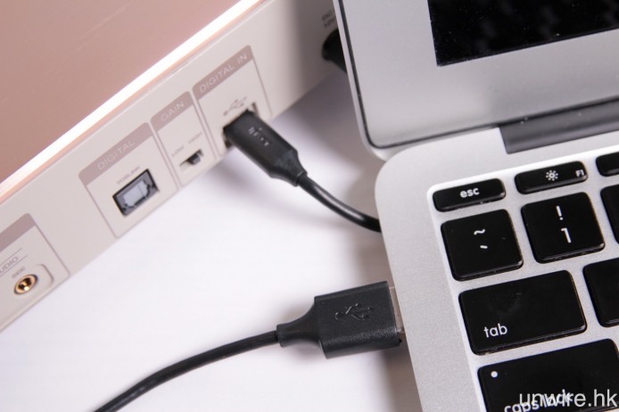 雖然同時是一部 BD 光碟機、外置聲效卡及 USB DAC 連耳擴，但 SBW-S1 PRO 與電腦之間，就只需連接一條 USB/Micro USB 接線，最適合講求簡約的人士。