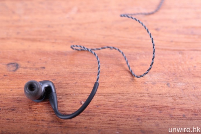 原裝附送的 Audioflex SL 接線，近耳機端為超輕巧的雙絞接線，減輕掛耳時的重量負擔。