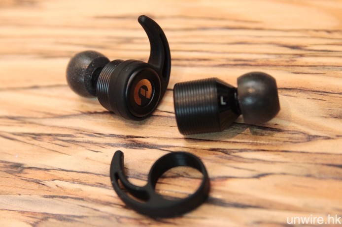 用戶擔心耳機會意外掉下然後失蹤？廠方特別附送一對耳掛，加強佩戴穩定度。