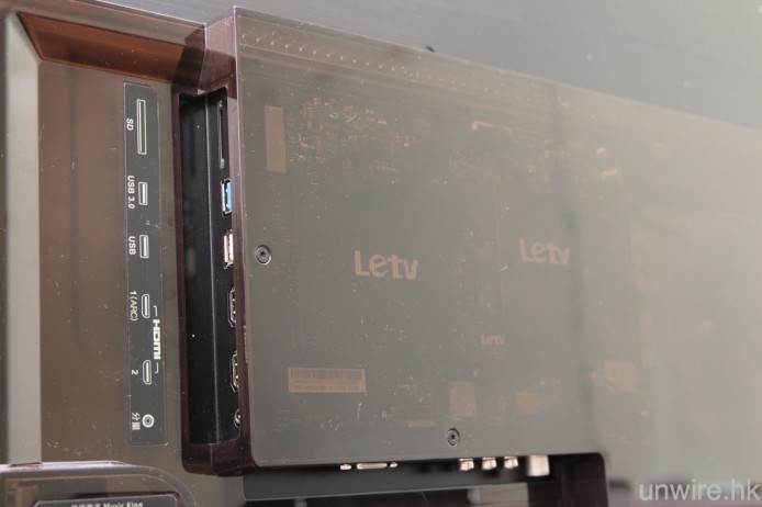 機背採用茶色透明膠板，可以清晰睇到內裡既底板寫住LeTV幾隻字。側面則係岩岩提到既USB同SD卡輸入。