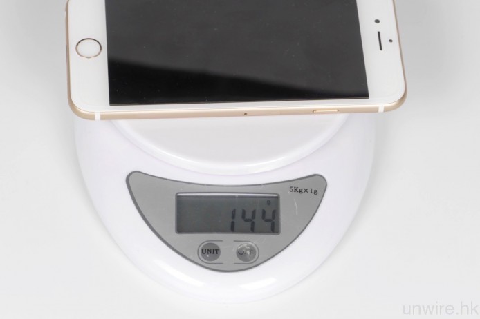 小編用 iPhone 6s 淨機來量度，得出的重量有 144g。 