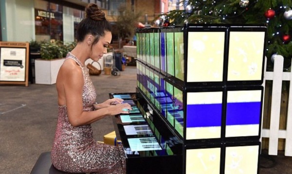 百部 Galaxy Tab S2 平板倫敦商場變身鋼琴