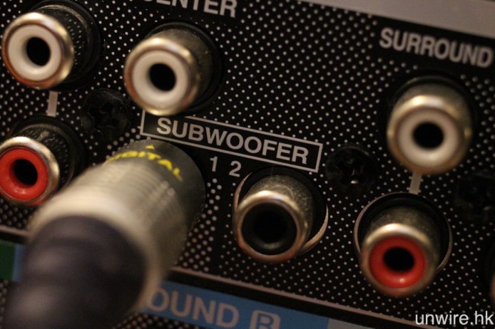 至於超低音聲道，由於大部分超低音喇叭都是主動式設計（內置擴音線路），因此就要將超低音喇叭與擴音機以 RCA 訊號線連接，擴音機的接駁位置是 Subwoofer Pre-Out。