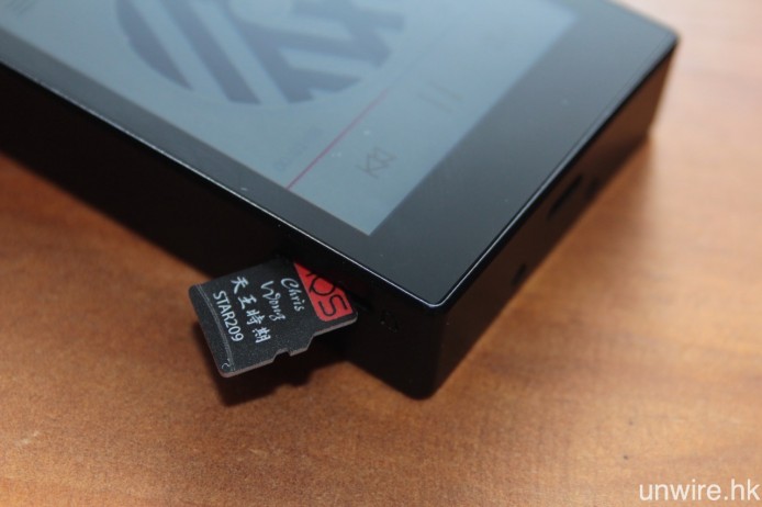 MQS 專輯使用 MicroSD 儲存，好處是可以直接插入各款 DAP 以至智能手機中播放，亦可輕鬆儲存至電腦硬碟之中，對於 Head-Fi 友還是 CAS 玩家同樣方便。