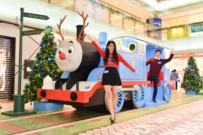 充滿聖誕色彩的9呎高巨型Thomas (2)