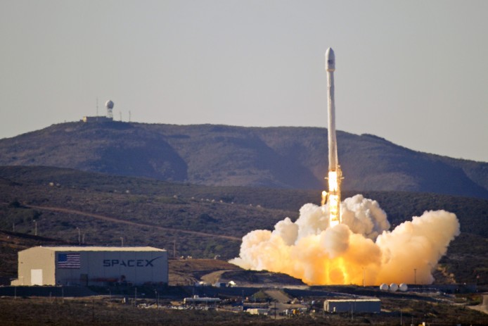 Launch_of_Falcon_9_carrying_CASSIOPE_(130929-F-ET475-012)