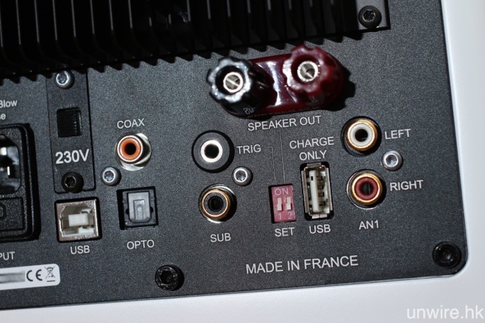 喇叭標明於法國製造，除了 USB Type B、同軸、光纖及 RCA Audio 輸入端子之外，MySPEAKER MyAMP Inside 還設有可為流動裝置充電的 USB Type A 輸出、超低音喇叭 Pre-out 及 3.5mm Trigger 連動操控輸入端子。