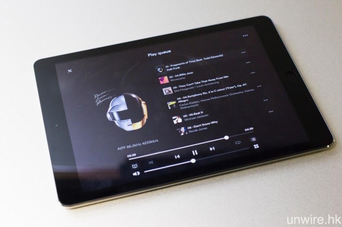 用上安裝在 iPad 的《Naim》app，在 Mu-so Qb 中網絡串流播放 UPnP 伺服器共享的多首歌曲，包括 Daft Punk《Fragments of Time》之 24bit/88.2kHz Hi-Res AIFF 檔。
