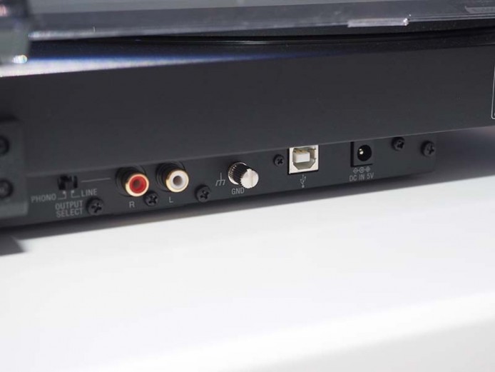 除可透過 USB Type B 端子連接電腦直錄黑膠之外，PS-HX500 的機背還設有 RCA Audio 輸入端子及 GND 接地。