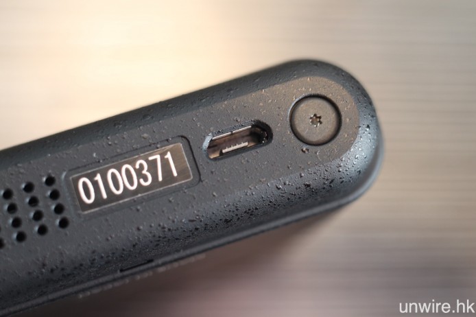 充電接頭為 Micro USB。