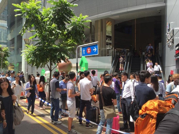 Apple CFO : 看到香港經濟有疲軟的跡象 ( 港人炒燶 iPhone 有關 ? )
