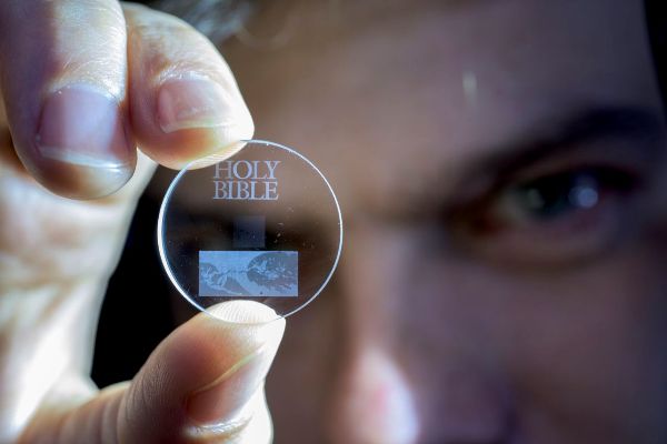 可保存 138 億年！全新「5D 玻璃光碟」容量比藍光碟多 3,000 倍