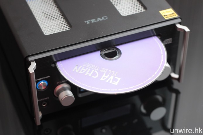 雖然 CR-H101 機身大約只是一隻手掌，但仍內置 CD 碟盤。