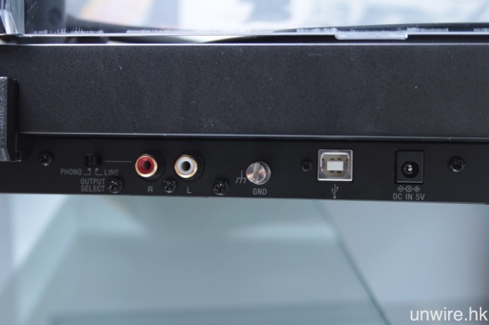 設有鍍金 RCA（支援 Phono 及 Line 輸出）、GND 接地及 USB Type B 接駁端子。