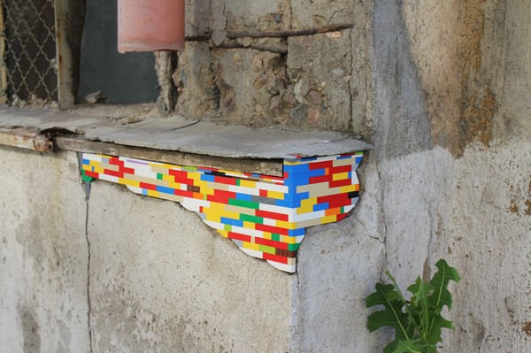 加添一點色彩！藝術家周遊列國用 LEGO 修補受損建築物