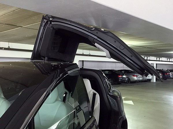 香港唔啱用？車主投訴 Tesla Model X 開車門撞天花板「花」晒