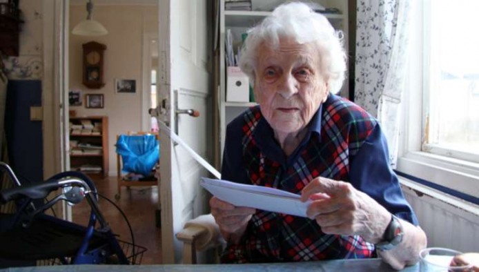 電腦出錯 104 歲婆婆返老還童入幼稚園