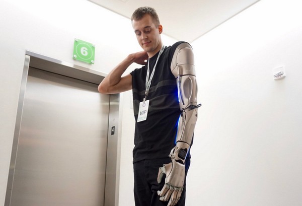 英截肢男喜獲「真‧Bionic Arm」！功能多多可上網兼控制無人機