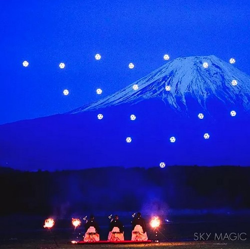 【有片睇】日本傳統 x 科技！20 部航拍 + 特製可變 LED 照亮富士山