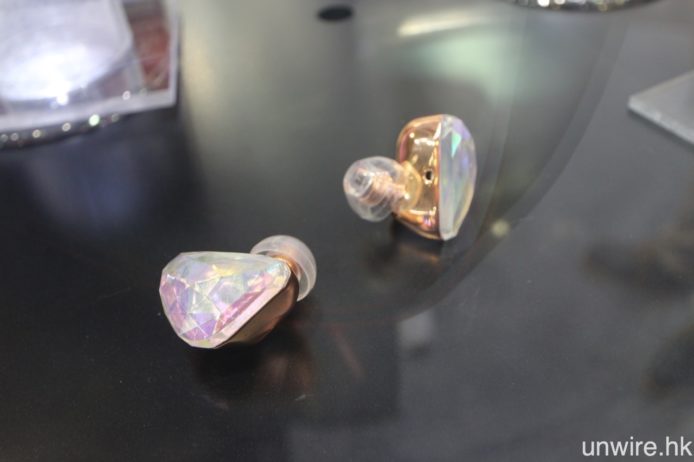 耳機方面，專為女性而設的 DiamondZ 系列，將會第四季推出真無線藍牙耳機 DiamondZ True Wireless，繼續用上鑽石型設計，並對應 aptX 藍牙解碼。