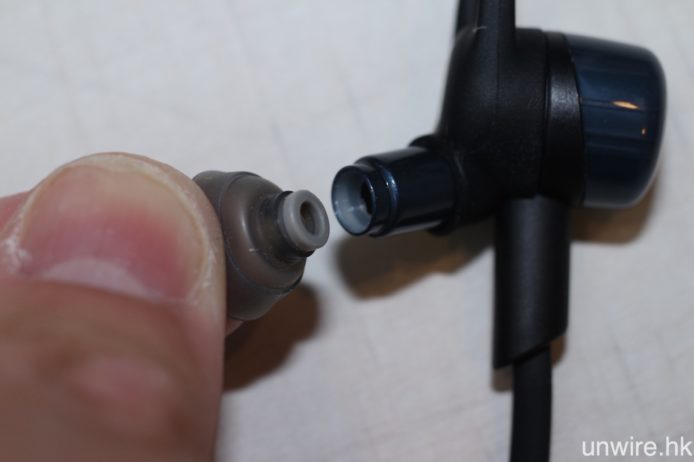 耳膠內設有一個突出膠環，需用力將之套入耳機之中，從而避免耳膠掉落。