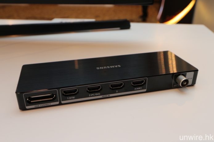 機背共有 4 組 HDMI 及天線輸入端子，以及 One Connect 專用輸出端子。