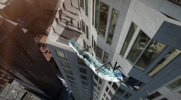 【有片睇】離地 1,000 呎！洛杉磯 Skyslide 透明滑梯明日正式啟用