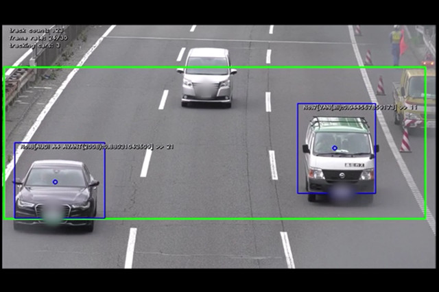 內含汽車辨識技術   日本研發全新公路廣告板