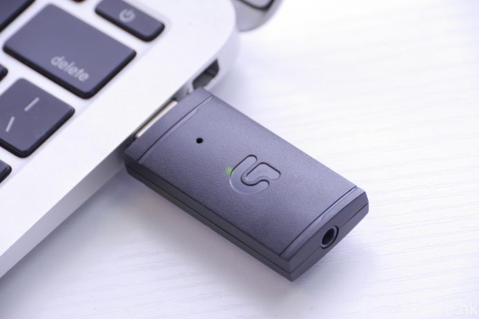 USB 無線轉插除可連接電腦外，其 3.5mm mini jack 輸入亦可連接各種訊源，將聲音訊號轉為無線傳輸至 G933。