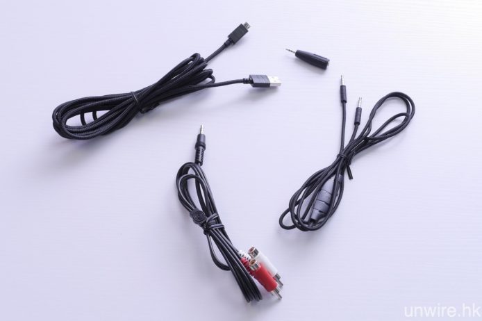 隨機附送 3.5mm/3.5mm 連免提線控、2.5mm/3.5mm 轉插、USB 充電線及 3.5mm/RCA 轉接線。