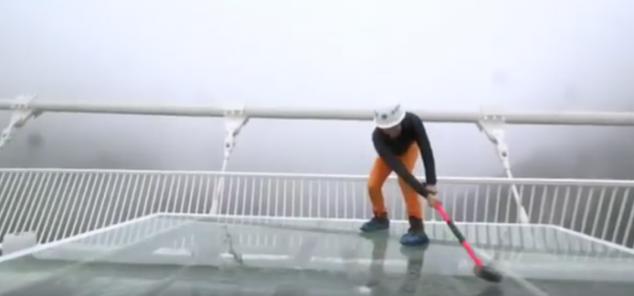 中國玻璃大橋即將啟用，BBC 記者橋上試用鐵錘猛砸玻璃