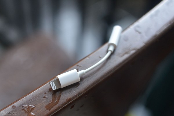 【有片睇】iPhone 7 想聽歌就要靠佢！Lightning 轉 3.5mm 耳機轉插器曝光