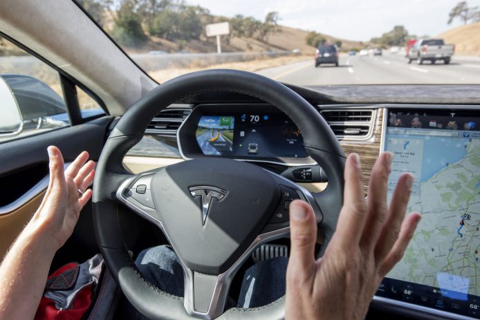 前車可鑑！Tesla 計劃教育司機正確使用自動駕駛功能