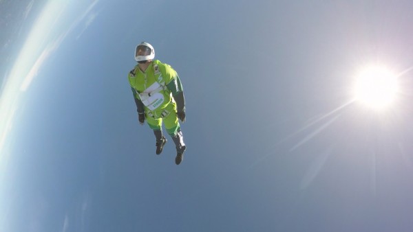 【有片睇】25,000 呎一躍而下！美國跳傘高手唔用降落傘成功安全著陸