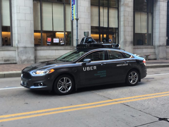 首部 Uber 自動駕駛車投入服務