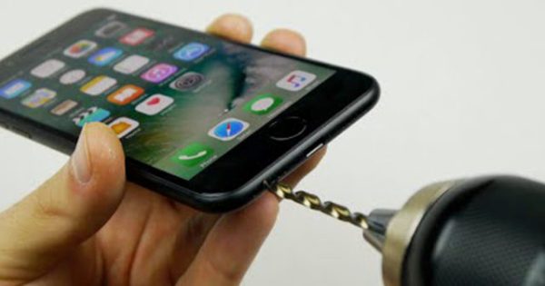 【有片睇】電鑽自製 3.5mm 耳機插口教學！大量 iPhone 7 用家竟然中招跟住做