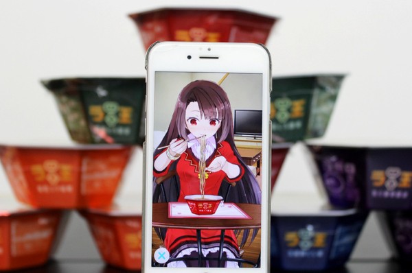 不怕孤單！日本杯麵玩 AR 美少女陪你淥麵 + 食麵 8 分鐘