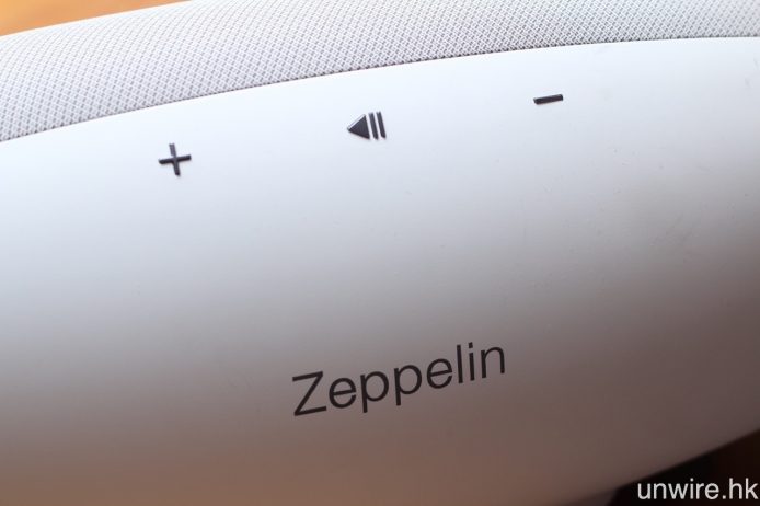 機背亦一改以往 Zeppelin 系列的光亮拋光風格而改用啞色磨砂設計，但繼續印上「Zeppelin」字樣，並增設了音量增減及播放/暫停鍵。