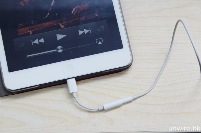 以 iPad mini 2 配合 Lightning/3.5mm 轉接器再連接 MFI 耳機，3 鍵式免提線控依然可以正常使用。