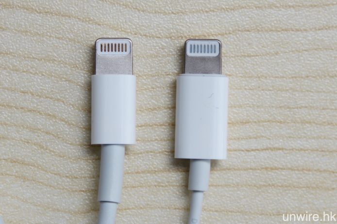 與 USB/Lightning 接線比較，可以發現 Lightning EarPods 的端子接頭明顯較大。